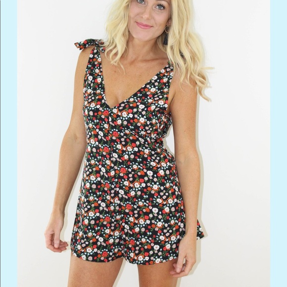 1 left Black Floral Romper in large - Picture 3 of 7